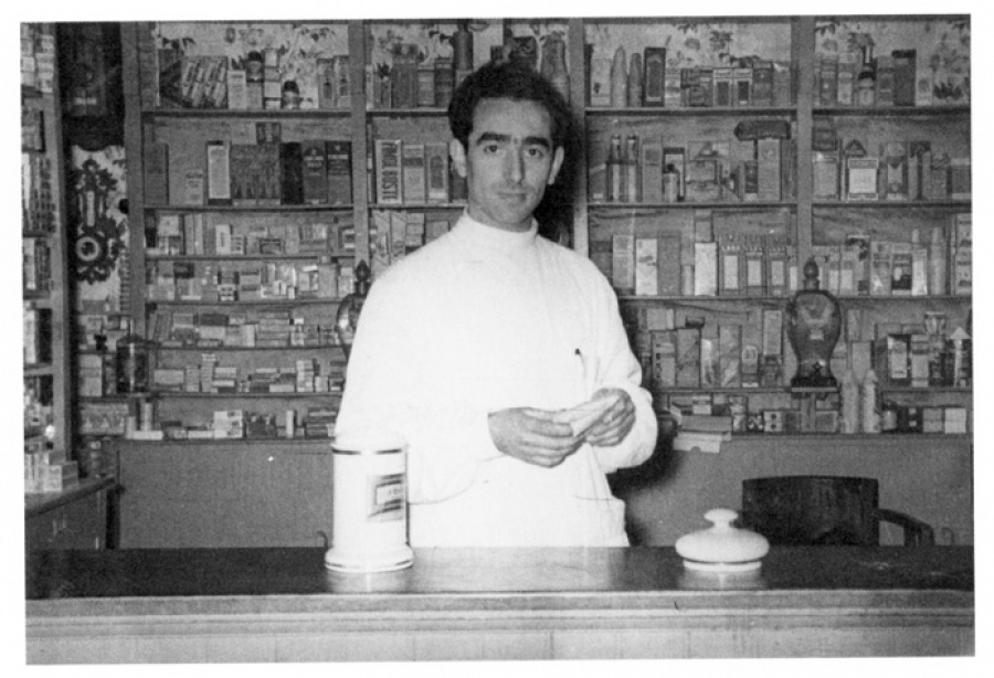 1956 - En la farmacia de Cambre